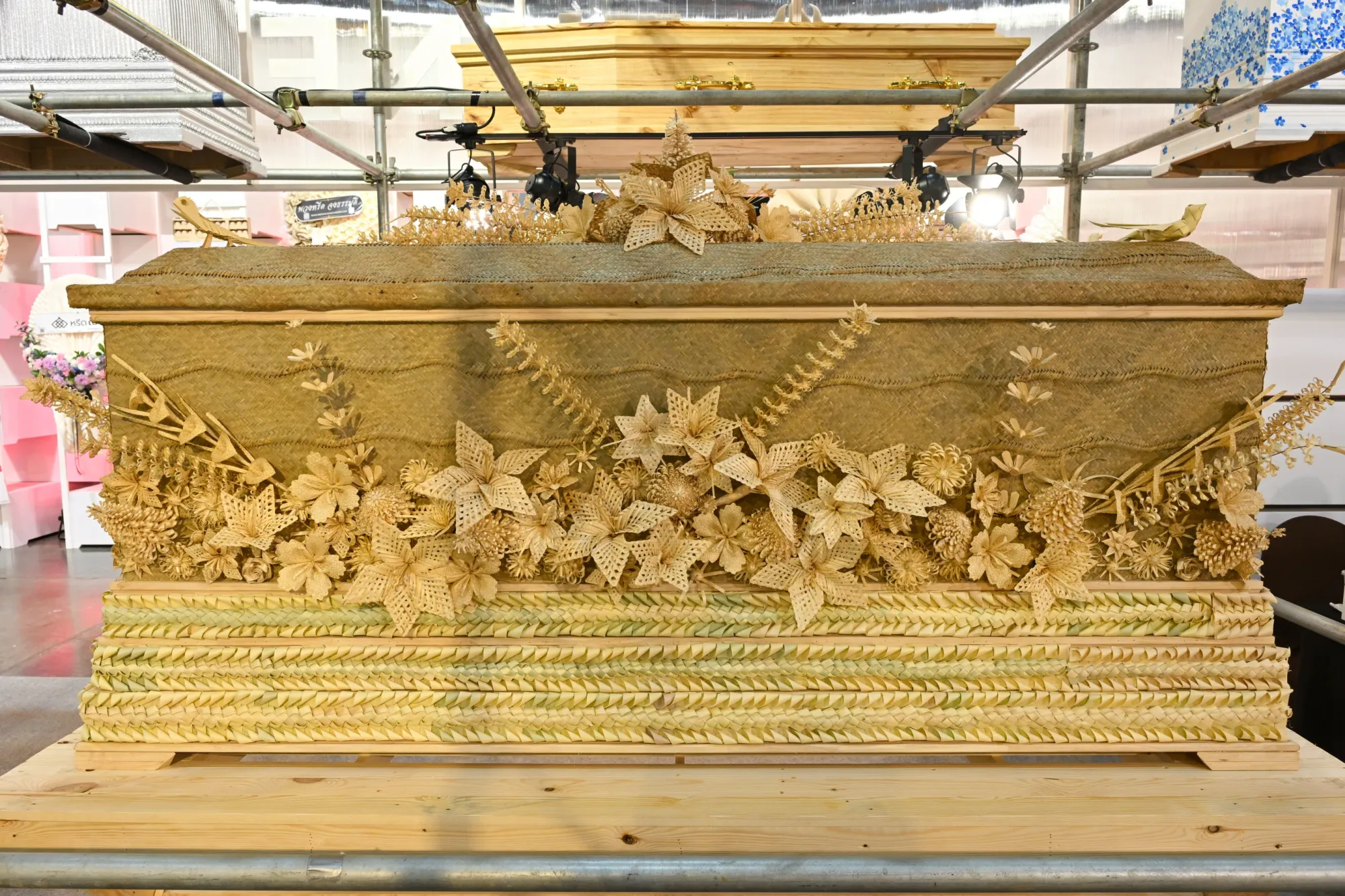 โลงศพจากไม้ไผ่ประดิษฐ์อย่างสวยงามจัดแสดงที่งาน Death Fest จังหวัดนนทบุรี ประเทศไทย วันศุกร์ที่ 13 มีนาคม 2569 (AP Photo/กิตตินันท์ รอดสุพรรณ)