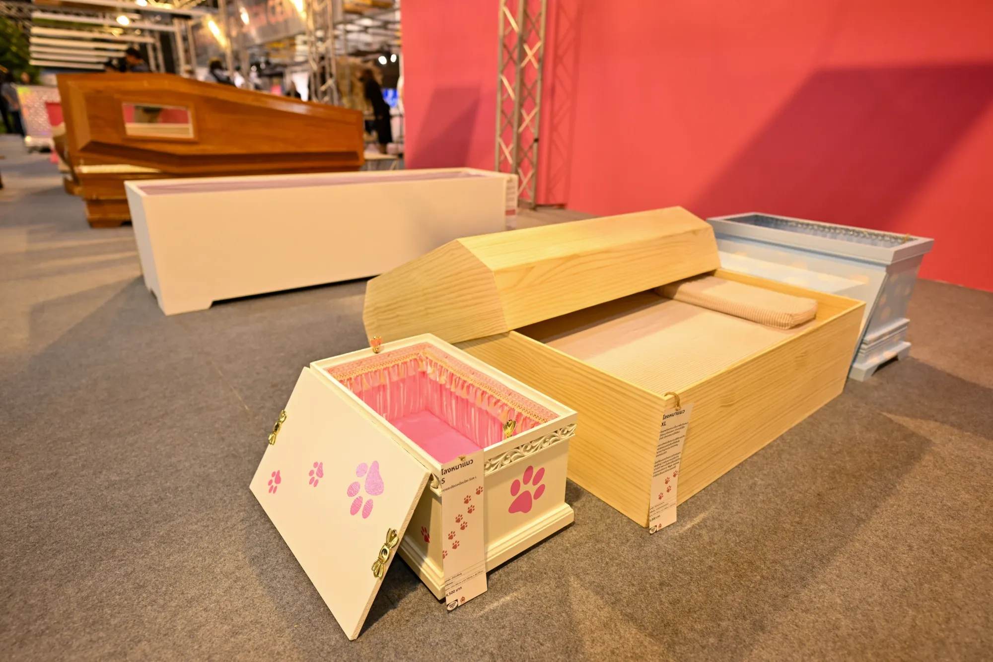 โลงศพสำหรับสัตว์เลี้ยงจัดแสดงที่งาน Death Fest จังหวัดนนทบุรี ประเทศไทย วันศุกร์ที่ 13 มีนาคม 2569 (AP Photo/กิตตินันท์ รอดสุพรรณ)