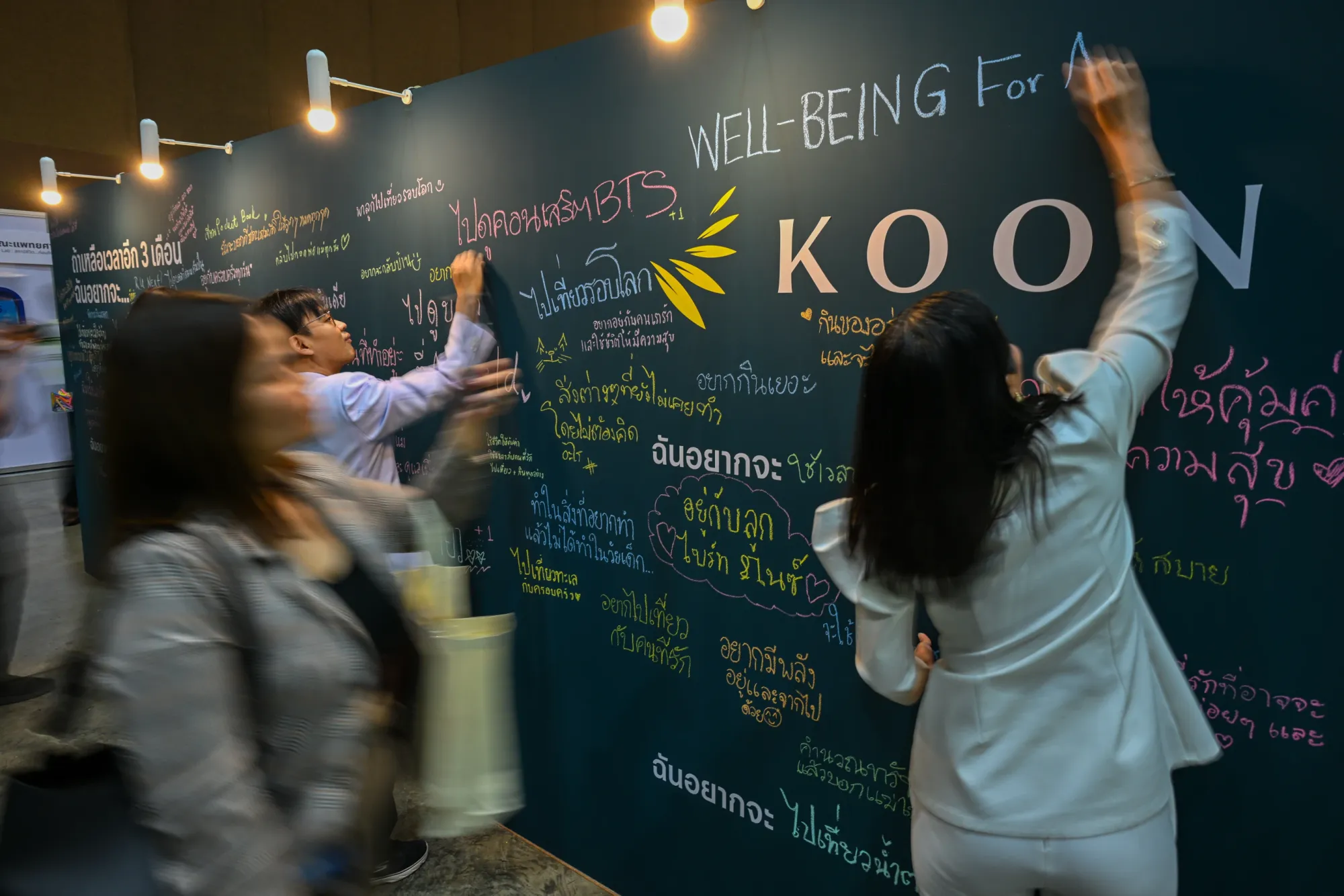 ผู้เข้าชมเขียนข้อความเรื่อง "สิ่งที่อยากทำก่อนจากไป" ที่งาน Death Fest จังหวัดนนทบุรี ประเทศไทย วันศุกร์ที่ 13 มีนาคม 2569 (AP Photo/กิตตินันท์ รอดสุพรรณ)