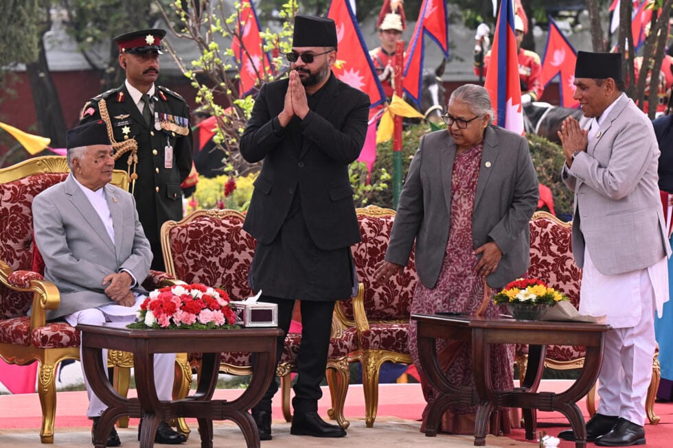 นายกรัฐมนตรีเนปาลคนใหม่ บาเลนดรา ชาห์ ระหว่างพิธีสาบานตนในกรุงกาฐมาณฑุ
