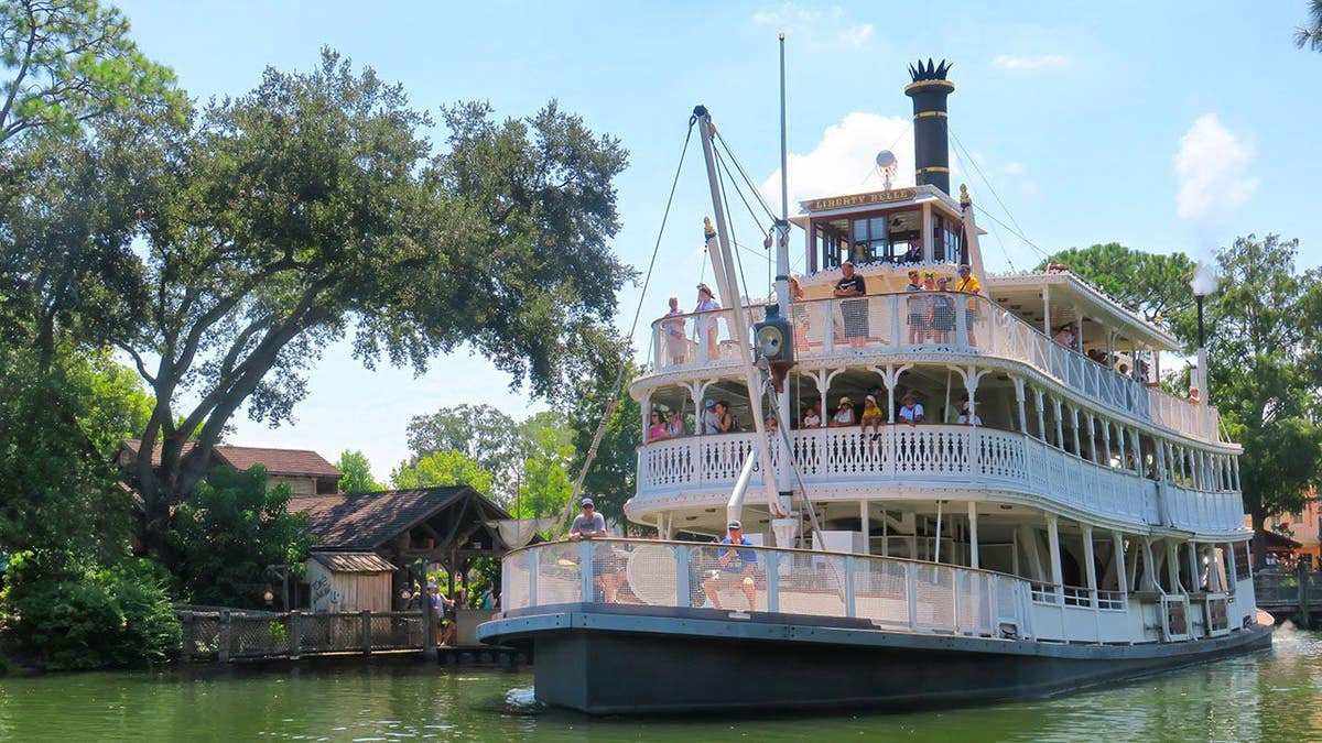 เรือ Liberty Belle ล่องผ่าน Tom Sawyer Island ที่ Magic Kingdom Walt Disney World