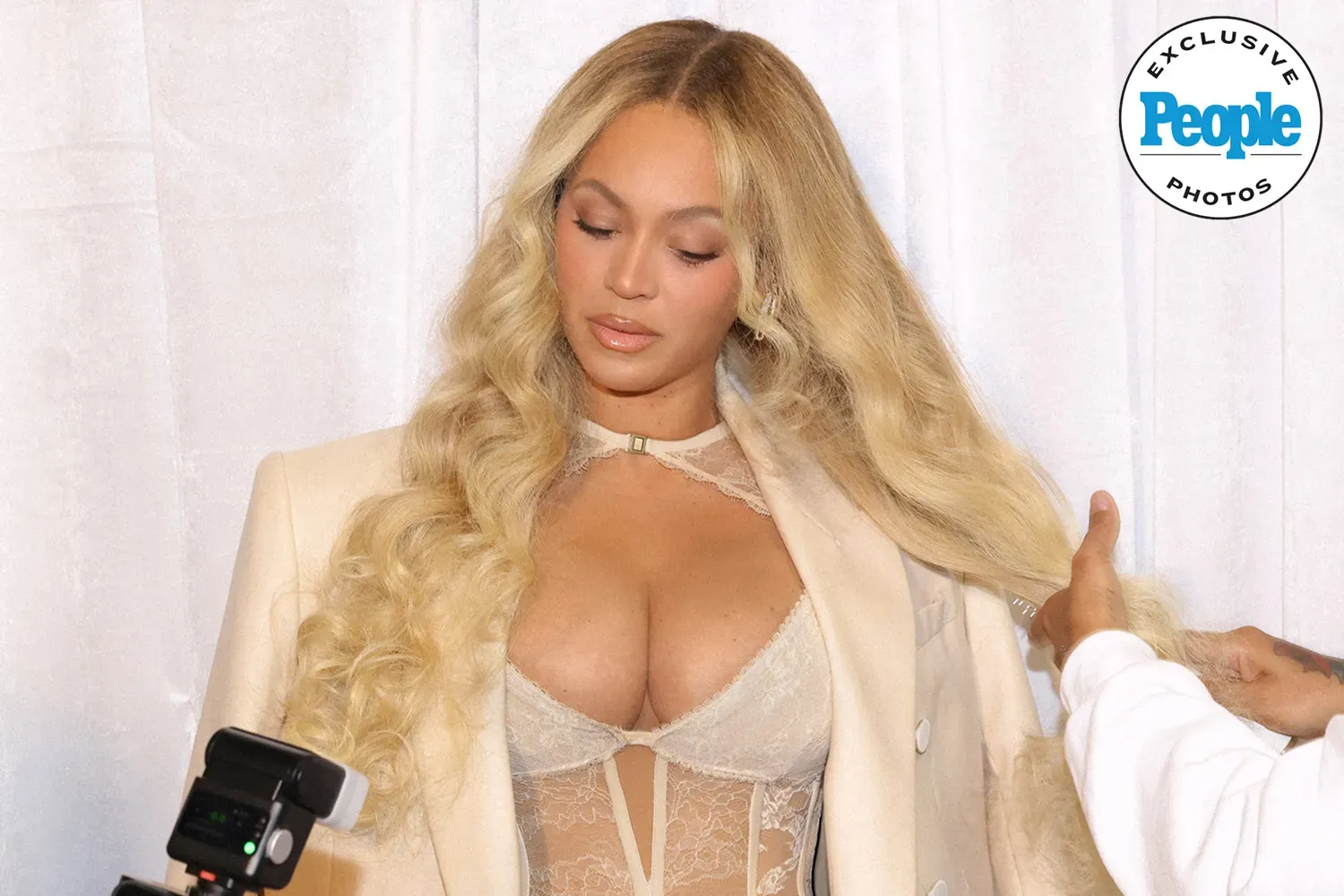 beyonce-cecred-event-040926-2a-a30de6c390fa4ae99dd6416053029338.webp