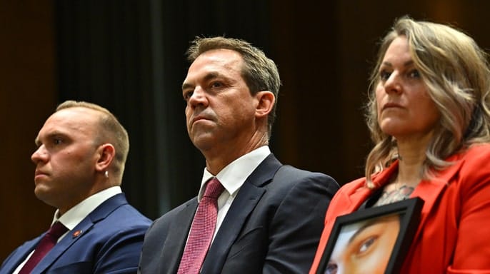 ไบรอน โนม