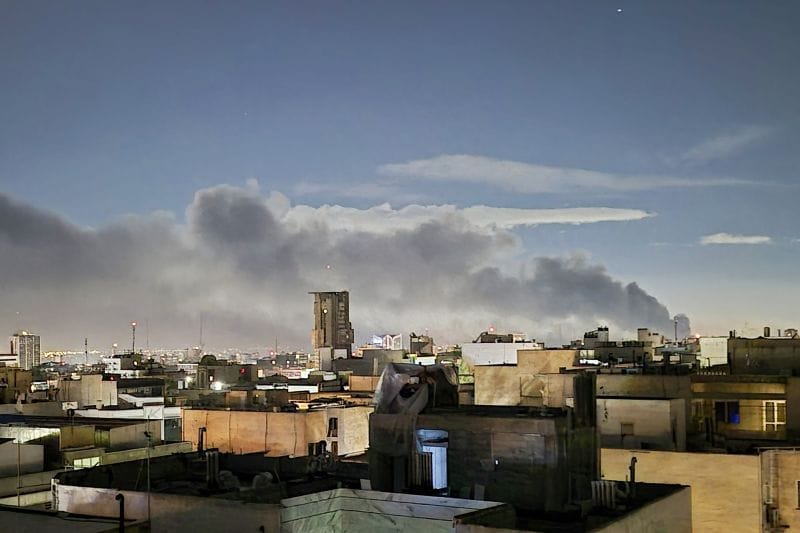 ควันพวยขึ้นจากย่านที่พักอาศัยในกรุงเตหะรานทั้งฝั่งตะวันออกและตะวันตก หลังการโจมตีทางอากาศโดยสหรัฐฯ และอิสราเอล เมื่อวันที่ 6 เมษายน พ.ศ. 2569 (ภาพ: Tolga Akbaba/Anadolu via Getty Images)