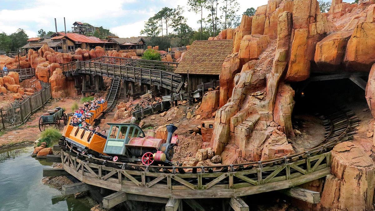 แขกกำลังเล่น Big Thunder Mountain Railroad ที่ Magic Kingdom