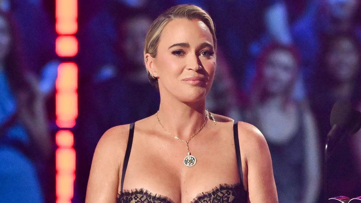 เท็ดดี้ เมลเลนแคมป์ น้ำตาคลอในงาน iHeartRadio Music Awards