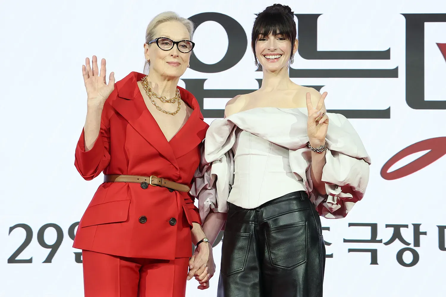 meryl-streep-anne-hathaway-the-devil-wears-prada-2-press-conference-seoul-040826-5b0fdbca8ccd41929fc67b784ea75ab1.webp