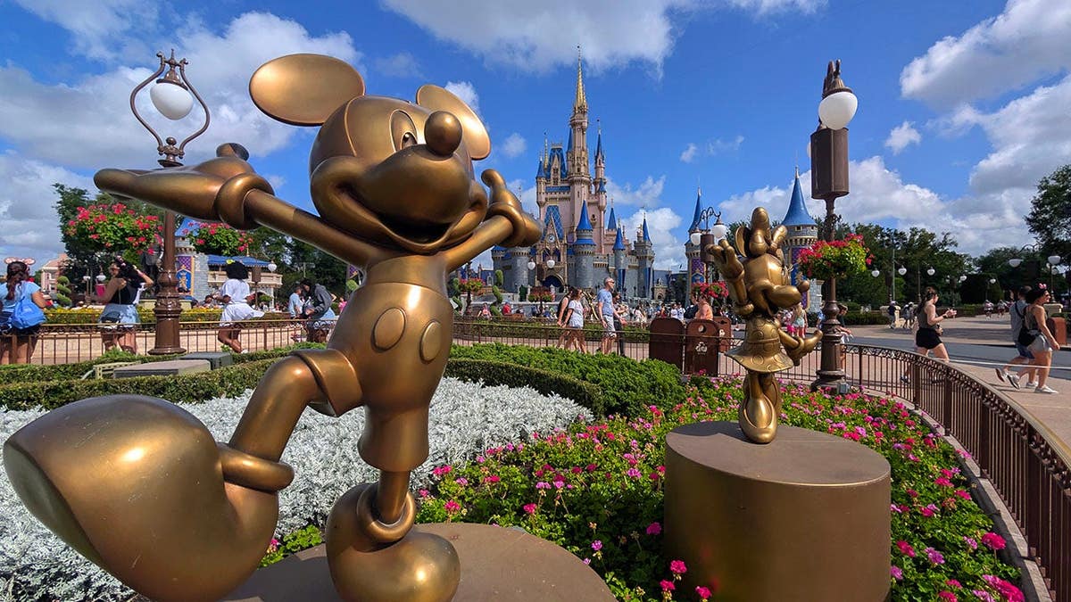 รูปปั้นของมิกกี้และมินนี่เมาส์ ยืนอยู่ในสวนหน้าปราสาทซินเดอเรลล่าที่ Magic Kingdom Park