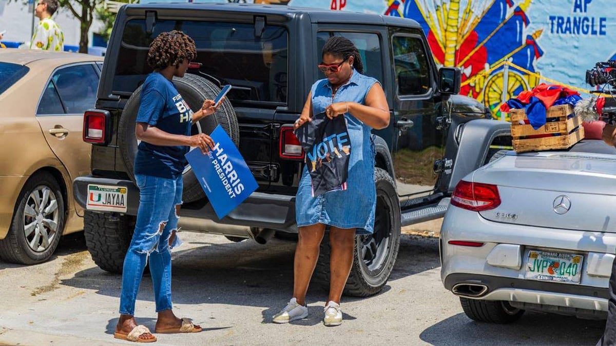 แนนซี เมเทเยอร์ โบเวน (ซ้าย) ขณะดำรงตำแหน่งผู้อำนวยการ Florida Caribbean Vote และ แซนดี ดอร์เซนวิล ผู้อำนวยการ Route 1804 เตรียมตัวก่อนออกเดินทางในขบวนคาราวานที่นำโดยผู้จัดงานชาวเฮติเพื่อสนับสนุนแคมเปญของ กมลา แฮร์ริส เมื่อวันที่ 10 ส.ค. 2567 (Getty Images)