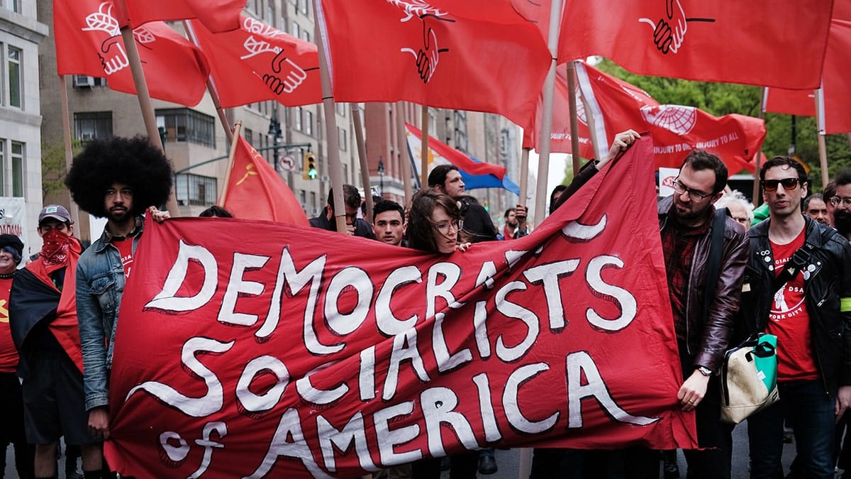 สมาชิก Democratic Socialists of America ชุมนุมประท้วงนอกตึกของทรัมป์ในนิวยอร์ก