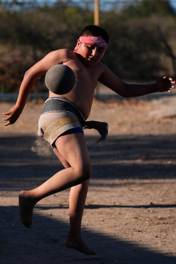 ฮวน โอซูนา (Juan Osuna) เล่นอูลามา ในหมู่บ้านลอสยานิโตส ชานเมืองมาซาตลัน เม็กซิโก วันเสาร์ที่ 25 เมษายน พ.ศ. 2569 (AP Photo/Marco Ugarte)