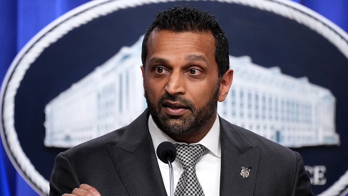 แคช พาเทล ผู้อำนวยการ FBI กำลังกล่าวในการแถลงข่าวที่กระทรวงยุติธรรม
