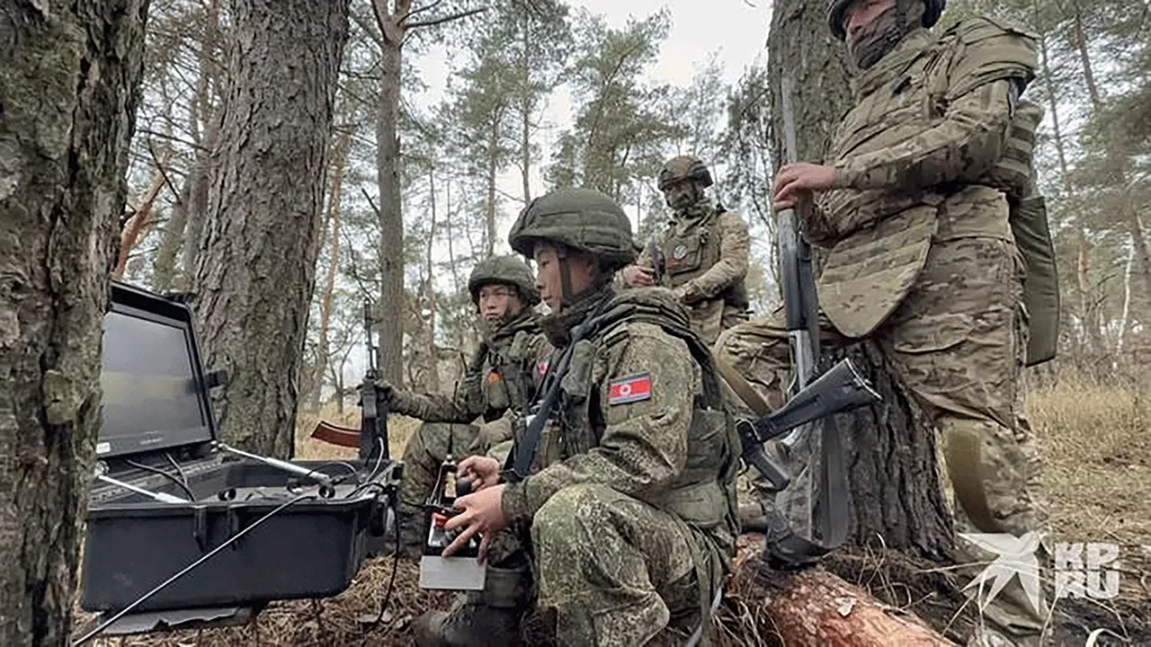 ทหารเกาหลีเหนือฝึกร่วมกับผู้ฝึกชาวรัสเซียในทุ่นระเบิดที่แคว้นเคิร์สก์