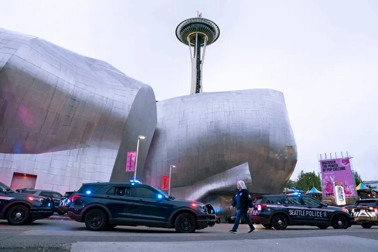 Space Needle มองเห็นเหนือพิพิธภัณฑ์ Museum of Pop Culture ใกล้จุดเกิดเหตุกราดยิงในงานเทศกาลอาหาร Bite of Seattle เมื่อวันอาทิตย์