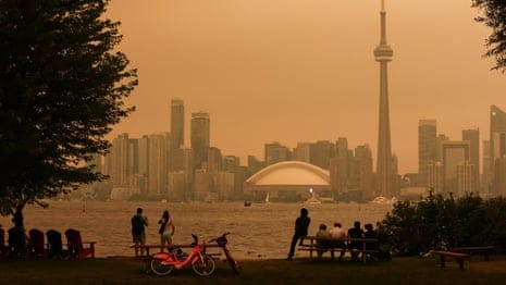 Wildfire smoke engulfs Toronto as unhealthy air reaches New York - video