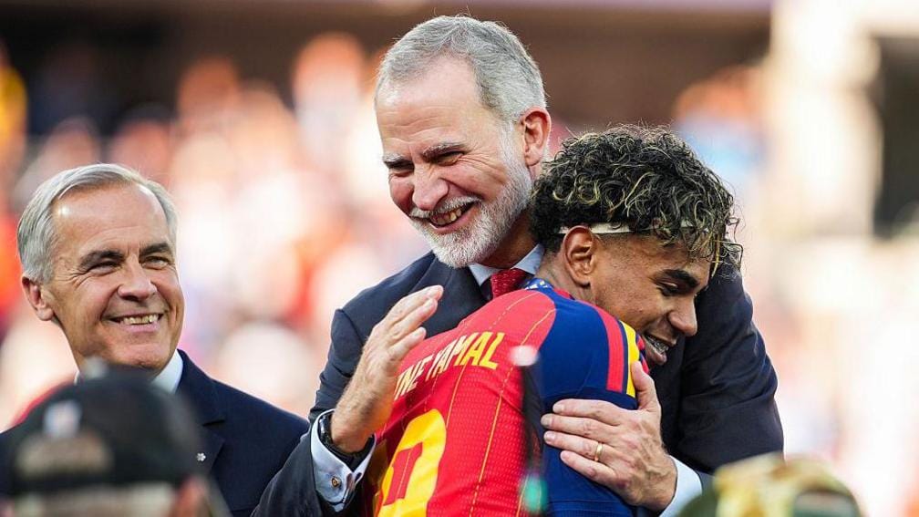 King Felipe VI of Spain hugs Lamine Yamal after they beat Argentina 1-0 in the World Cup final