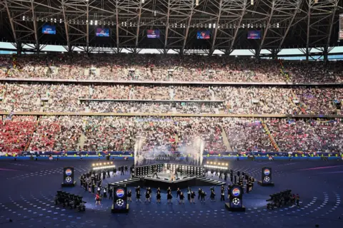 เวทีที่สนามปุชกาชอารีนา กรุงบูดาเปสต์ พร้อมฝูงชนเต็มอัฒจันทร์