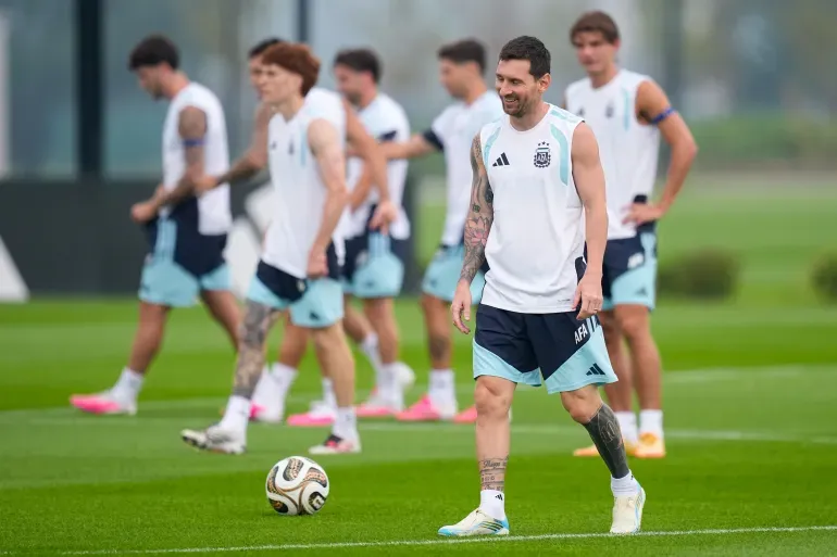 ลิโอเนล เมสซี ระหว่างการซ้อมของทีมอาร์เจนตินา ก่อนเกมชิงชนะเลิศฟุตบอลโลก
