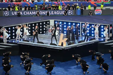 เดอะคิลเลอร์สแสดงที่บูดาเปสต์ พร้อมนักเต้นทั้งบนและนอกเวที