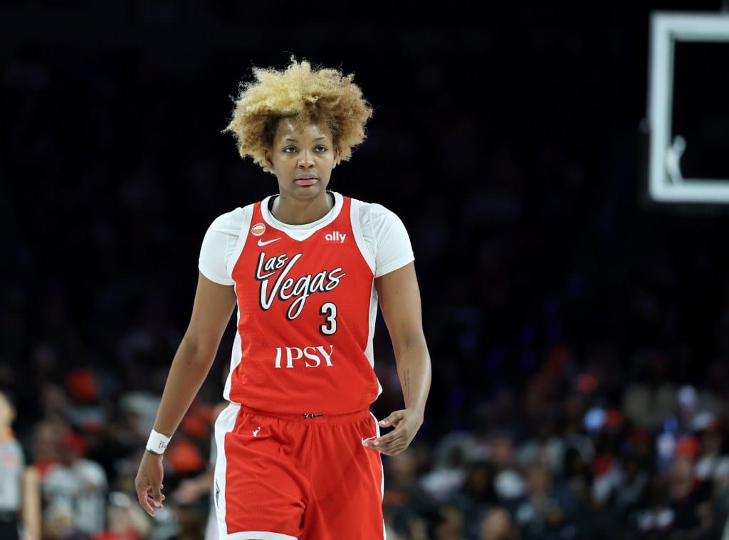 NaLyssa Smith ของทีม Las Vegas Aces เดินอยู่ในสนาม