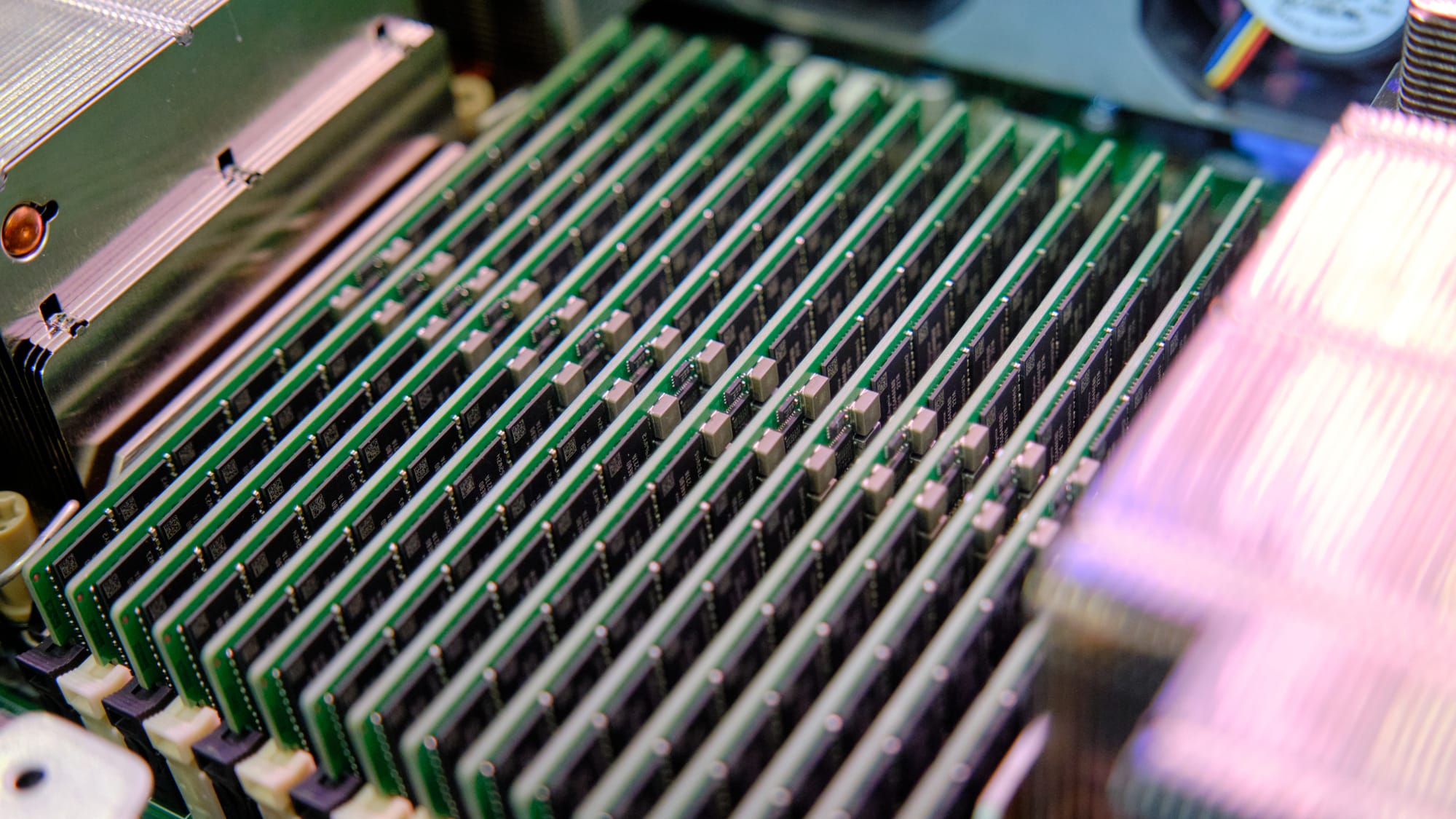 ภาพถ่ายเมนบอร์ดคอมพิวเตอร์ที่มีสล็อตหน่วยความจำติดตั้งแผง DRAM DIMM สำหรับงานคอมพิวติ้งประสิทธิภาพสูง