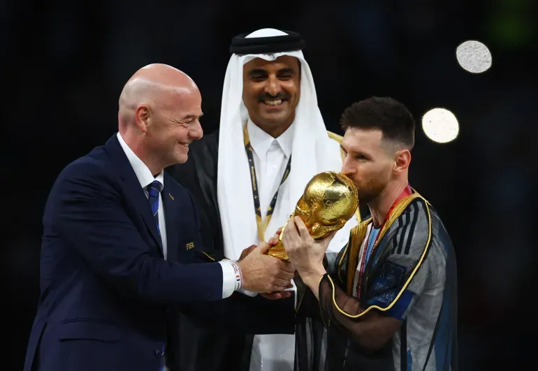 ลิโอเนล เมสซี ของอาร์เจนตินา รับถ้วยฟุตบอลโลกที่กาตาร์เมื่อปี 2022