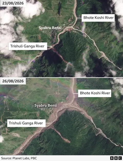 ภาพถ่ายทางอากาศเปรียบเทียบแม่น้ำตริศูลี (Trishuli) ระหว่างวันที่ 23 และ 26 สิงหาคม ภาพหลังแสดงให้เห็นตะกอนสีน้ำตาลไหลล้นตลิ่ง