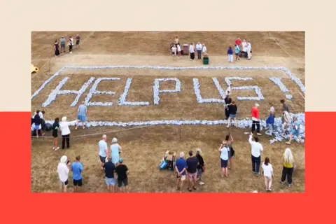 ขวดพลาสติกถูกจัดเรียงเป็นข้อความ 'HELP US'