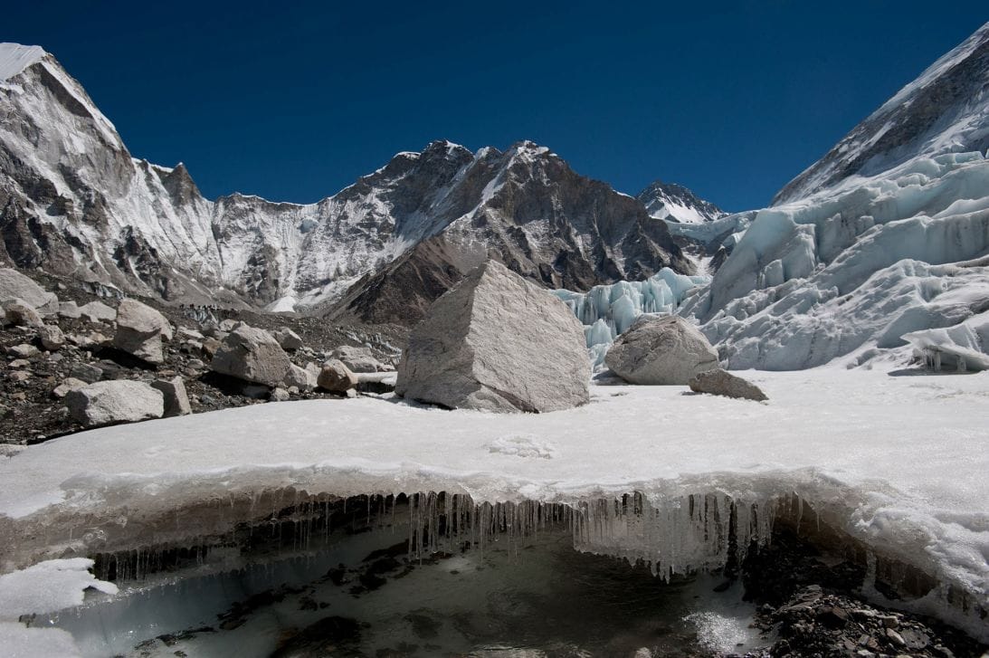 น้ำที่เกิดจากการละลายของธารน้ำแข็งขุมบู (Khumbu) ในเนปาล ธารน้ำแข็งในภูมิภาคฮินดูกูชหิมาลัยกำลังละลายเร็วขึ้นเรื่อยๆ ตามอุณหภูมิโลกที่สูงขึ้น