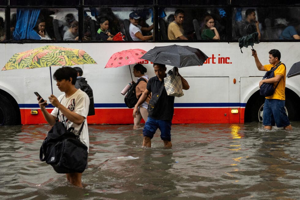 ชาวบ้านลุยน้ำท่วมช่วงฝนมรสุมตกหนักในกรุงมะนิลา ฟิลิปปินส์ วันที่ 17 สิงหาคม 2026