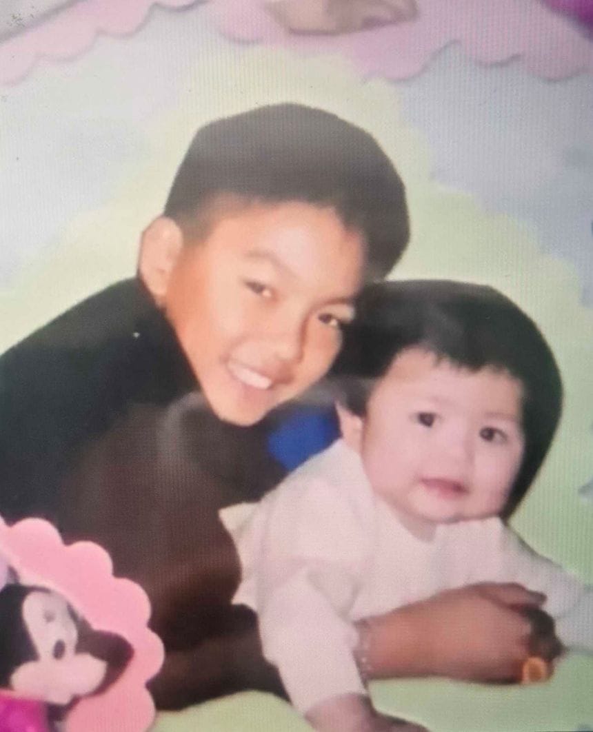 ภาพวัยเด็กของจัสติน ทราน (ซ้าย) และ เจด แพน สองพี่น้องที่อายุห่างกันสิบปี