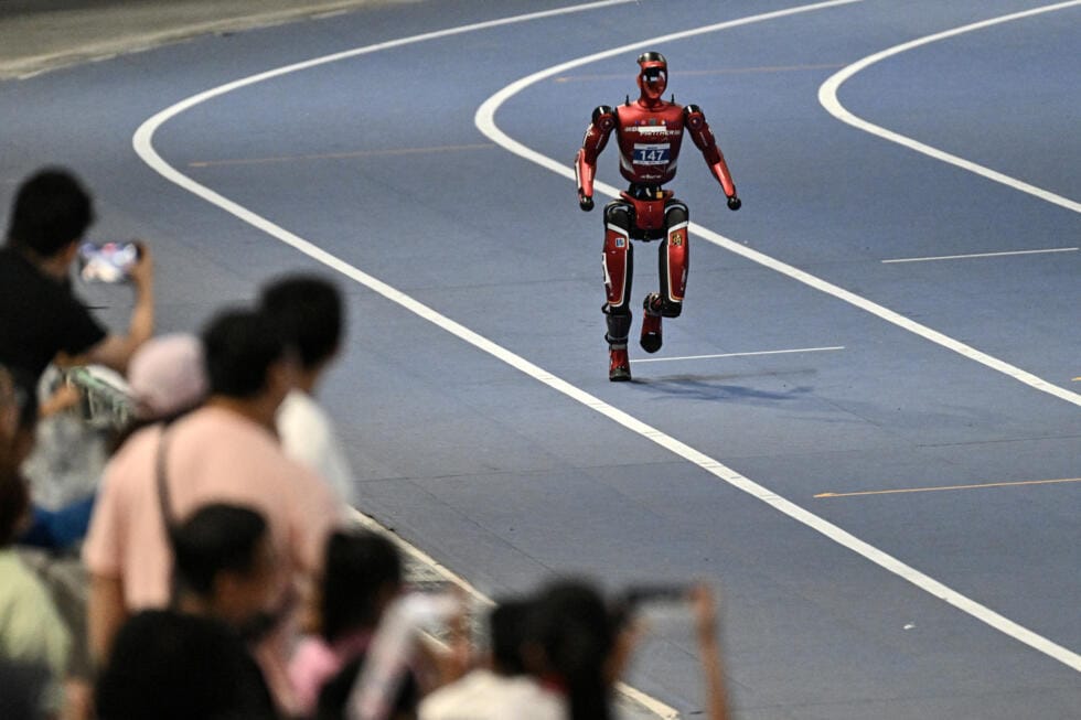 หุ่นยนต์ฮิวแมนนอยด์เข้าร่วมแข่งขันในวันแรกของการแข่งขัน World Humanoid Robot Games ครั้งที่ 2 ที่กรุงปักกิ่ง เมื่อวันที่ 22 สิงหาคม 2026