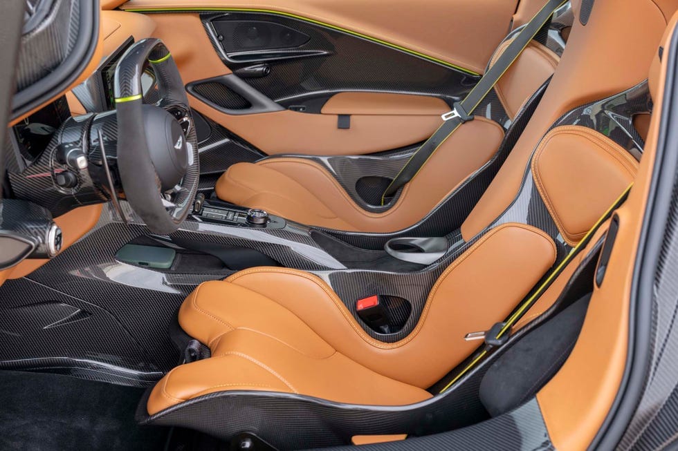 ภายในห้องโดยสาร Aston Martin Valhalla มุมพวงมาลัยและแผงควบคุม