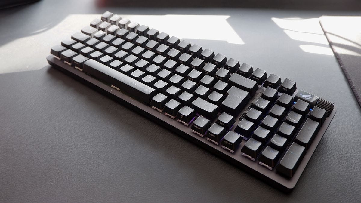 Asus ROG Strix Scope II 96 Wireless บนโต๊ะ