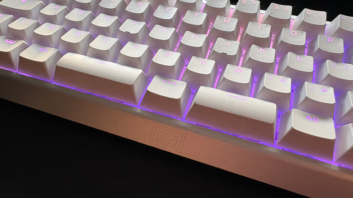Wooting 60HE v2 พร้อมสเปซบาร์แบบแยกสีขาว เปิดไฟ RGB