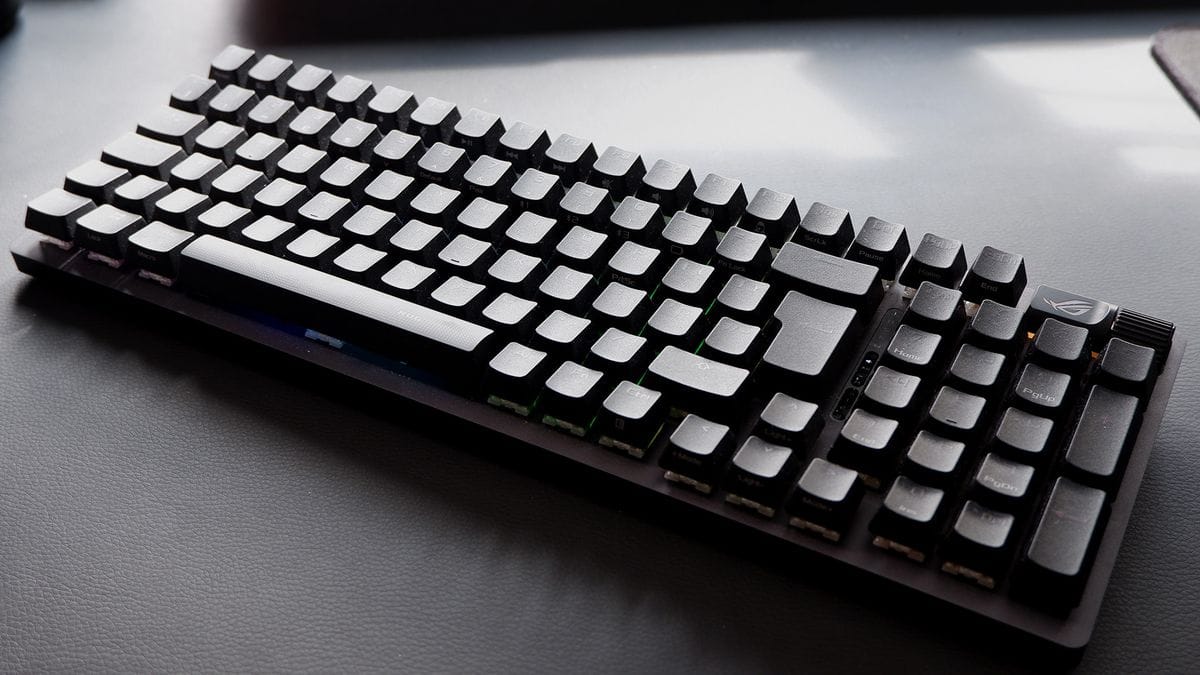 Asus ROG Strix Scope II 96 Wireless บนโต๊ะ