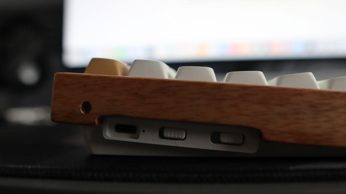 Keychron K2 HE ลายไม้ คีย์แคปสีขาว เปิด RGB