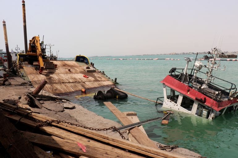 สะพานเดินเรือของเรือที่จมอยู่เป็นสิ่งเดียวที่มองเห็นได้เหนือผิวน้ำที่ท่าเรืออัล-มาคา หนึ่งวันหลังการโจมตีของกลุ่มฮูตีต่อเมืองโมคา ซึ่งอยู่ภายใต้การควบคุมของรัฐบาลเยเมนที่ได้รับการรับรองระหว่างประเทศและมีฐานที่กรุงเอเดน เมื่อวันที่ 10 สิงหาคม 2026
