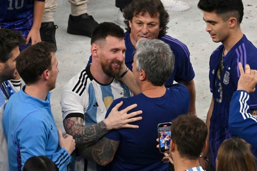 ลิโอเนล เมสซี นักเตะทีมชาติอาร์เจนตินา ฉลองร่วมกับฆอร์เฆ เมสซี พ่อของเขา หลังทีมคว้าชัยชนะในนัดชิงชนะเลิศฟุตบอลโลก 2022 กับทีมชาติฝรั่งเศส ที่สนามลูเซล ประเทศกาตาร์ เมื่อวันที่ 18 ธันวาคม 2022