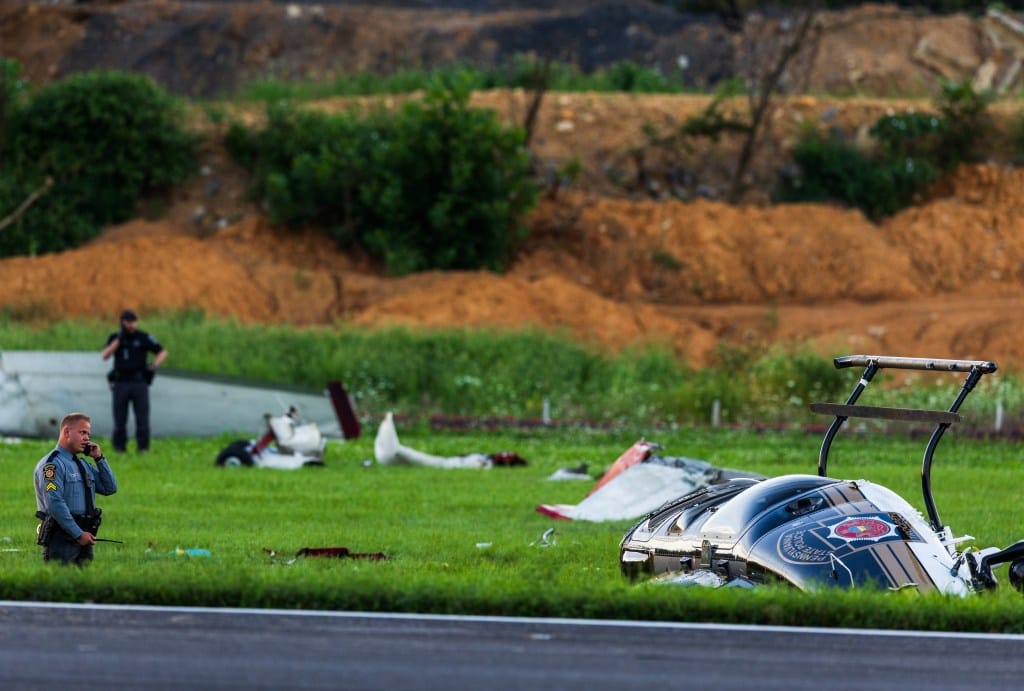 เจ้าหน้าที่ตรวจสอบจุดเกิดเหตุเฮลิคอปเตอร์ตำรวจรัฐเพนซิลเวเนียชนกับเครื่องบินเล็กที่สนามบินคาร์ไลล์