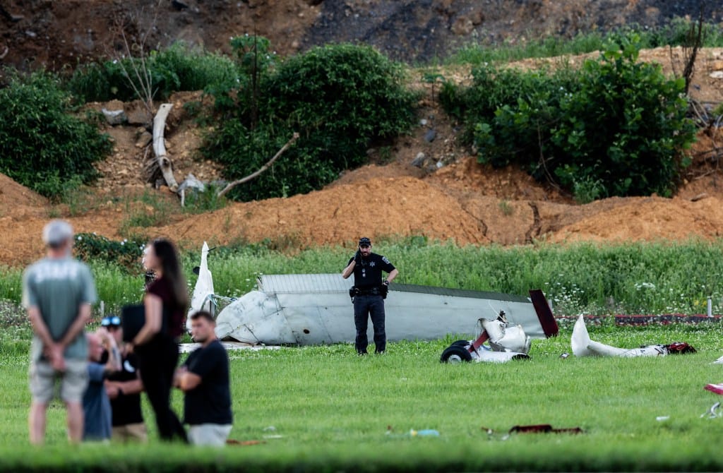 เจ้าหน้าที่ตรวจสอบจุดเกิดเหตุเฮลิคอปเตอร์ตำรวจรัฐเพนซิลเวเนียชนกับเครื่องบินเล็กที่สนามบินคาร์ไลล์