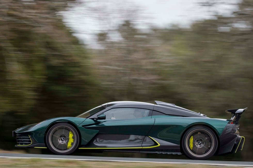 Aston Martin Valhalla มุมสามส่วนสี่ด้านหน้า