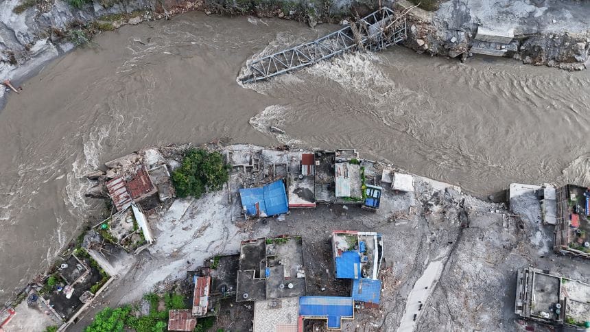 ภาพมุมสูงเผยให้เห็นสะพานที่พังถล่ม บ้านเรือนเสียหาย และโคลนปกคลุมพื้นที่หลังเกิดน้ำท่วมฉับพลันเมื่อวันที่ 28 สิงหาคม ที่หมู่บ้านเทวีฆาฏ (DeviGhat) ประเทศเนปาล