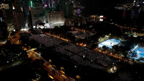 ประชาชนหลายพันคนร่วมจุดเทียนรำลึกที่สวนวิกตอเรียพาร์ก ฮ่องกง ในโอกาสครบรอบ 30 ปี เหตุการณ์ปราบปรามที่จัตุรัสเทียนอันเหมินของทางการปักกิ่งเมื่อปี 1989