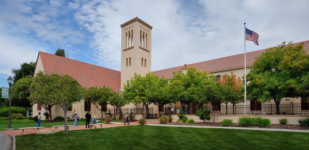 โรงเรียนมัธยม Palo Alto พร้อมหอระฆังและหลังคากระเบื้องแดง
