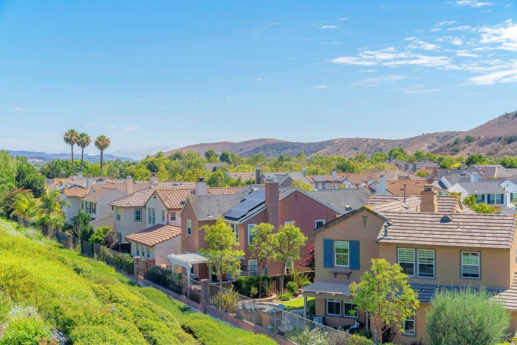 มุมสูงของบ้านเรือนในย่านที่พักอาศัยของ Ladera Ranch ทางตอนใต้ของแคลิฟอร์เนีย