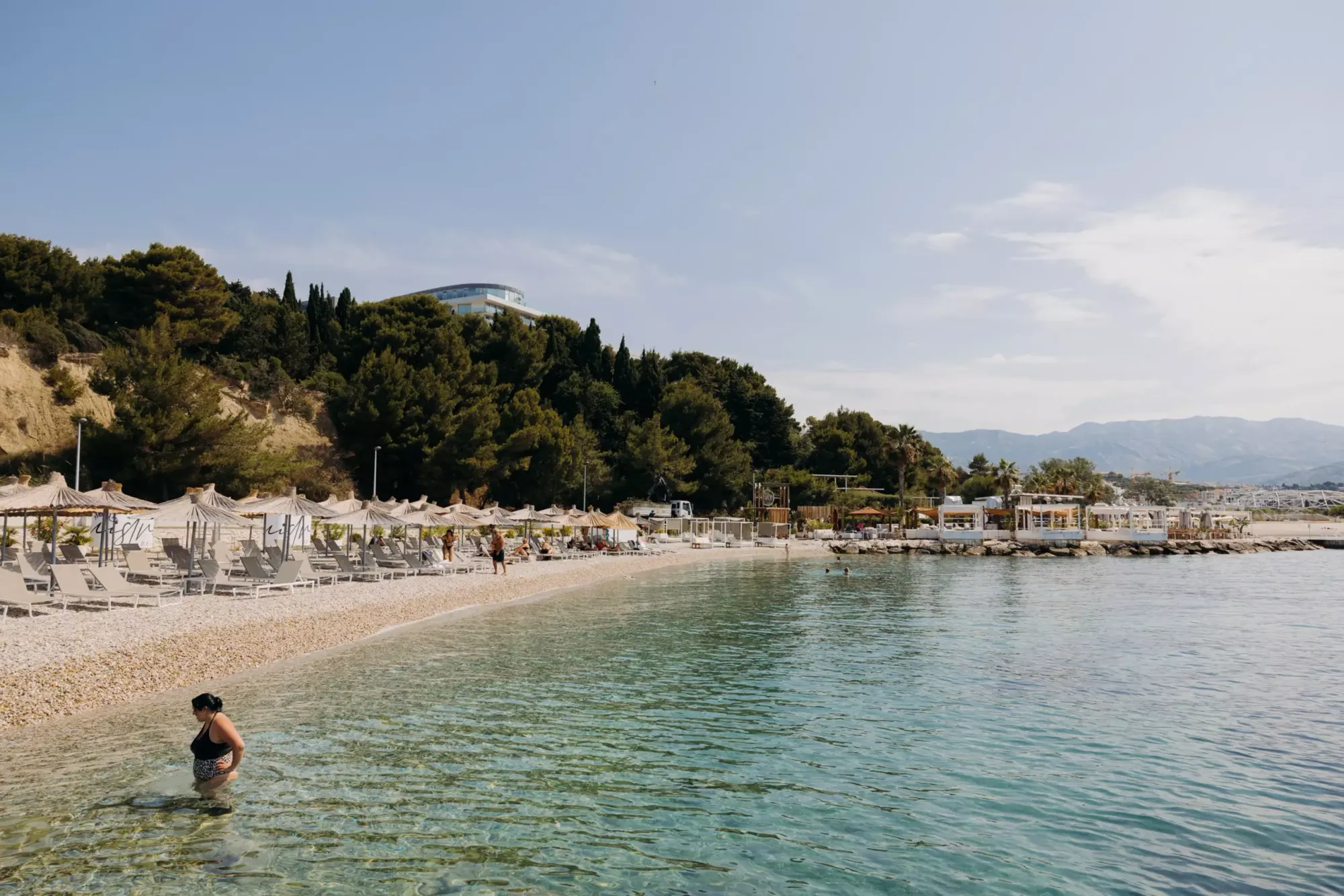 นักท่องเที่ยวสนุกสนานที่ Mistral Beach Club เมืองสปลิต ประเทศโครเอเชีย