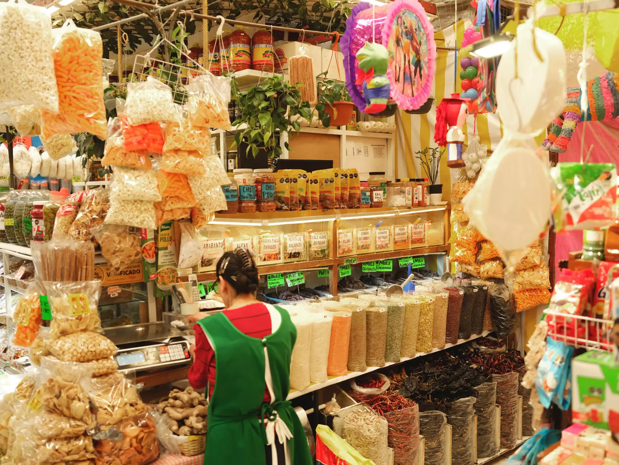 แผงขายอาหารสีสันสดใสที่ตลาด Mercado Medellín ย่านโรม่า กรุงเม็กซิโกซิตี