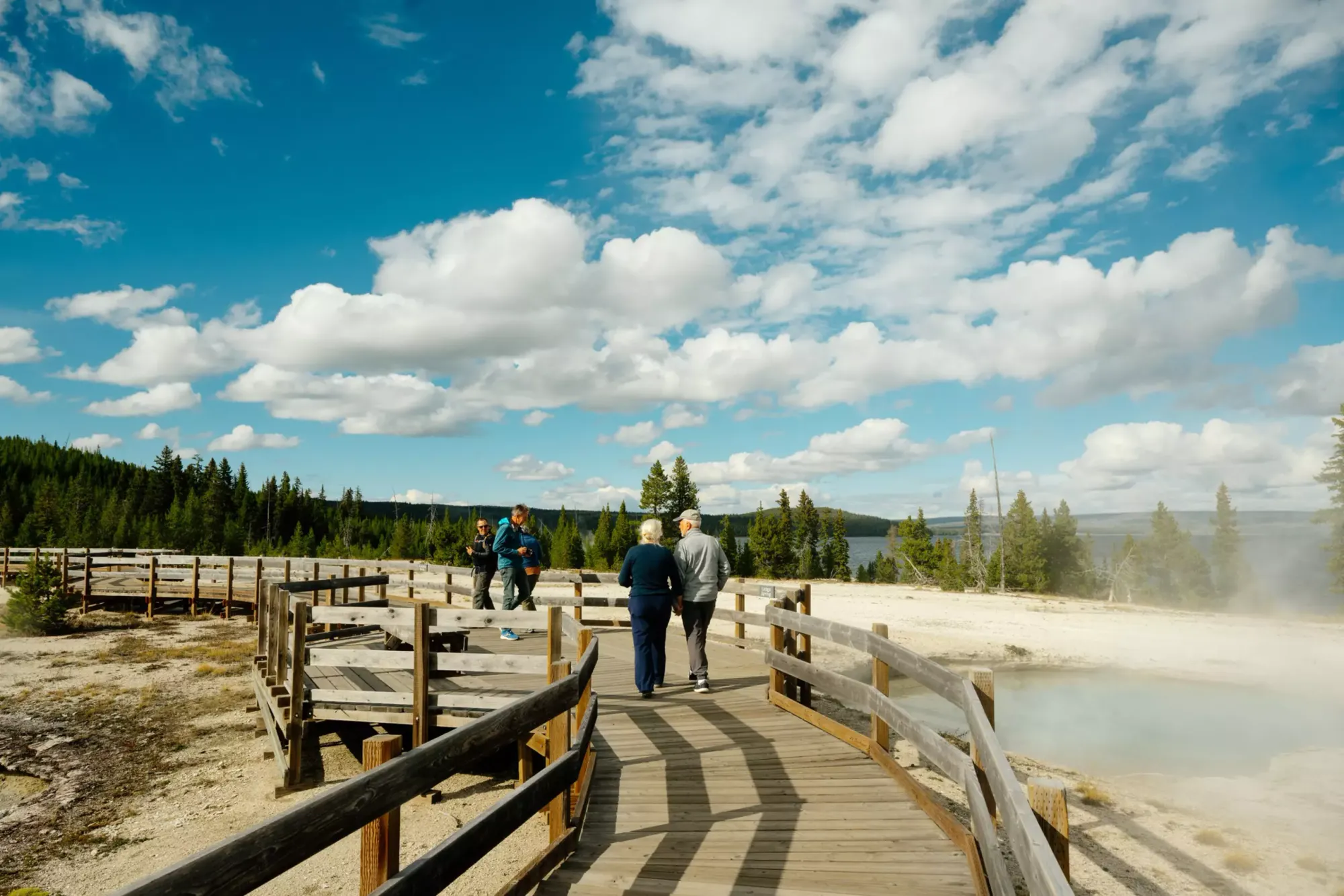 ทางเดินไม้ผ่าน West Thumb Geyser Basin ในอุทยานแห่งชาติเยลโลว์สโตน รัฐไวโอมิง