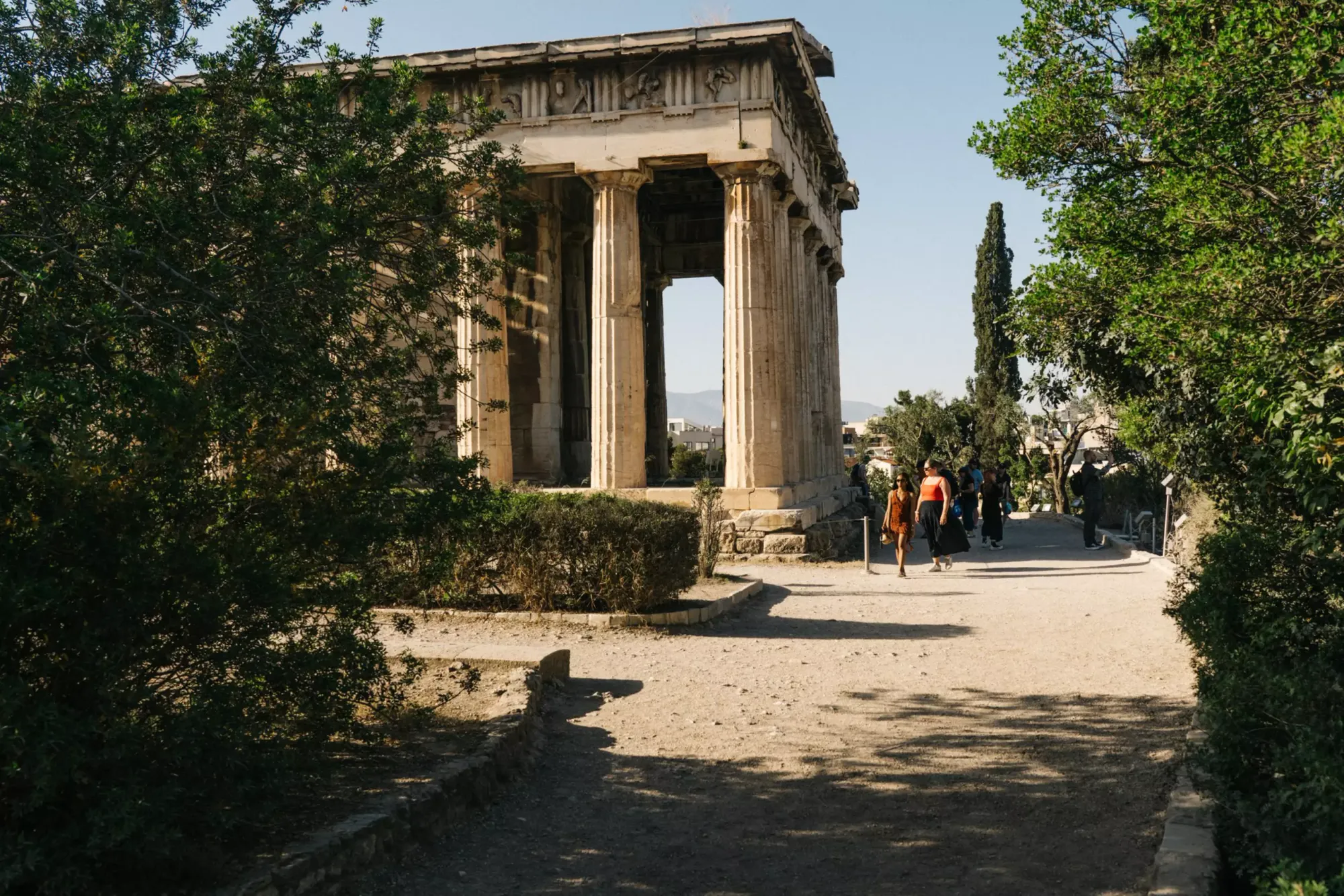 นักท่องเที่ยวเยี่ยมชม Ancient Agora แห่งกรุงเอเธนส์ ประเทศกรีซ